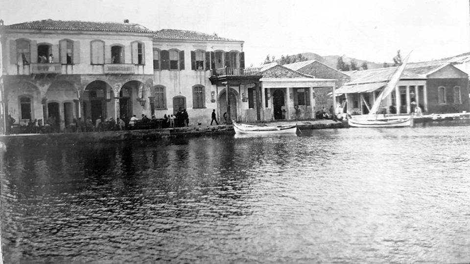 Στην Σκάλα Βουρλών το 1920 με τον καφενέ του Μπάτη