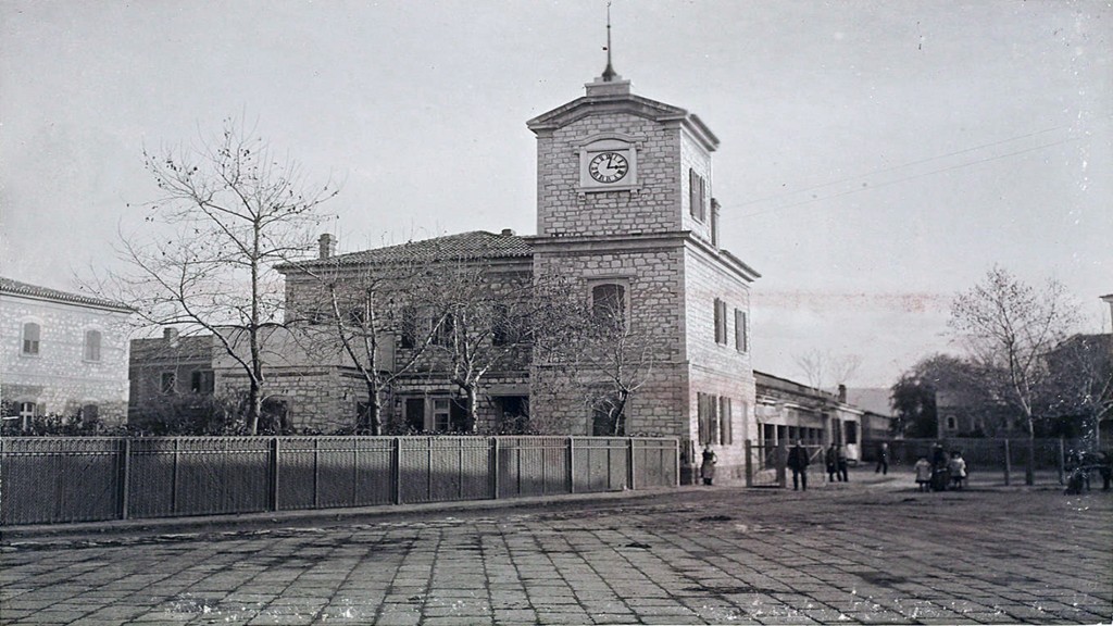 1895 Το κτίριο με το ρολόϊ του σιδηροδρομικού σταθμού Σμύρνης Αϊδινίου στην Πούντα 1895