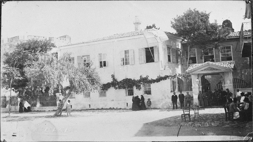 Διοικητήριο Τσεσμέ με ελληνική σημαία