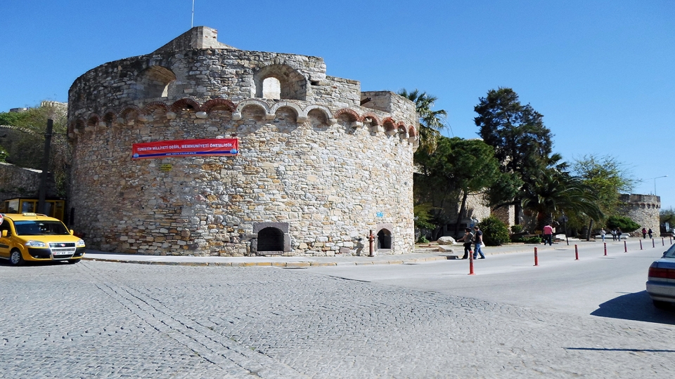 Το κάστρο του Τσεσμέ με τους δύο πύργους μπροστά