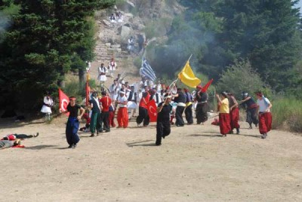 Πως μια μάνα θάφτηκε με το παιδί της στο χιόνι όταν πάγωσε στη Μαχη του Αγίου Βλασίου Αγρινίου.Οι άμαχοι, τα τσεκούρια και τα σπίτια που καίγονταν…