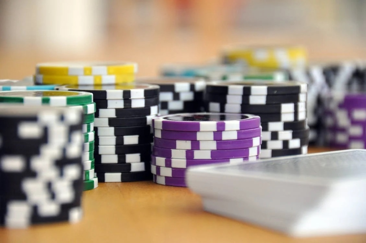 Πώς να παίξετε Caribbean Stud Poker στο Slot Palace