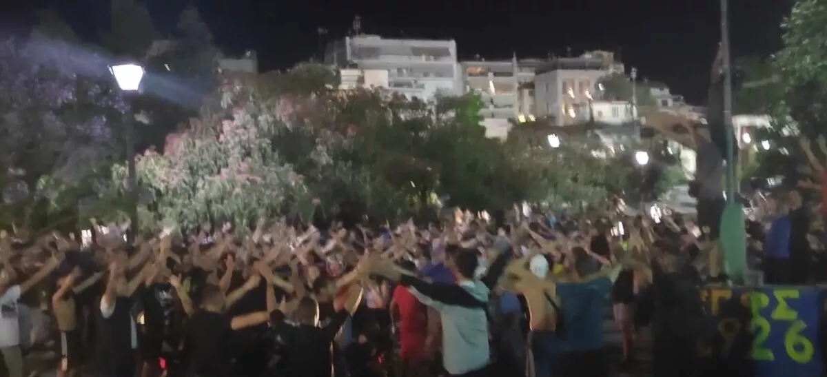 ΠΑΝΑΙΤΩΛΙΚΟΣ «Κάηκε» το Αγρίνιο: Οι πανηγυρισμοί των οπαδών για την παραμονή (video)