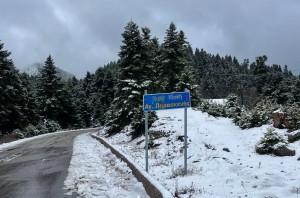 Έντονη χιονόπτωση στα ορεινά της Αιτωλοακαρνανίας – Επί ποδός τα συνεργεία της Περιφέρειας