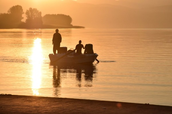 Ξημέρωμα στη Τριχωνίδα - Η επιστροφή των ψαράδων