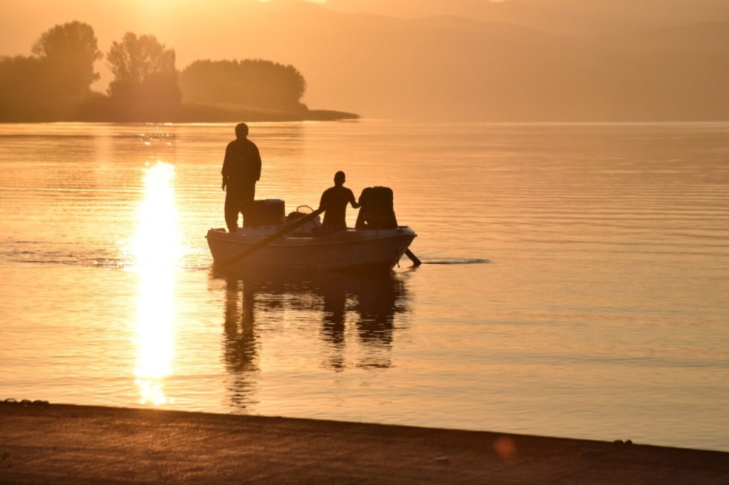 Ξημέρωμα στη Τριχωνίδα - Η επιστροφή των ψαράδων