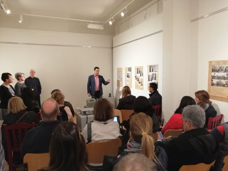 Την έκθεση «Ελαία» στην Δημοτική Πινακοθήκη Αγρινίου επισκέφθηκαν και ξεναγήθηκαν φορείς και ακαδημαϊκοί από χώρες της Ευρώπης