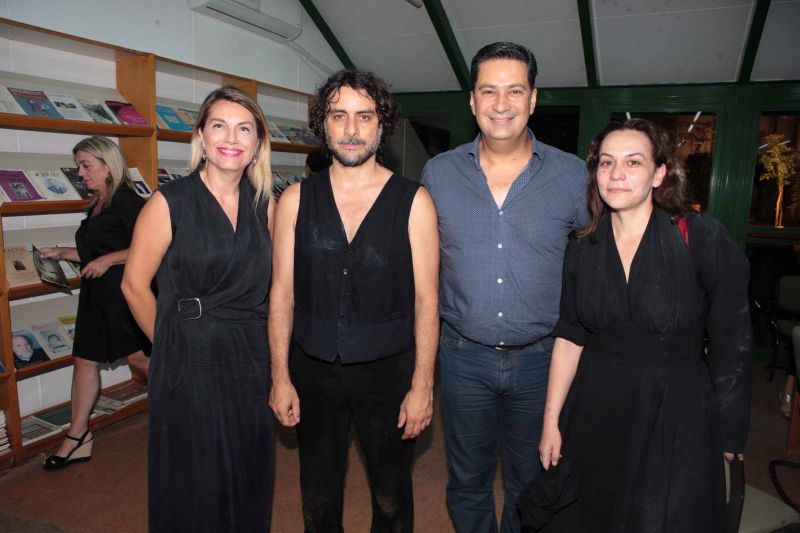 Η θεατρική παράσταση «ΚΑΠΡΑΛΟΣ: τα πρΩταΒήΜατα ». Στο αίθριο βιβλιοθήκης Παπαστράτου