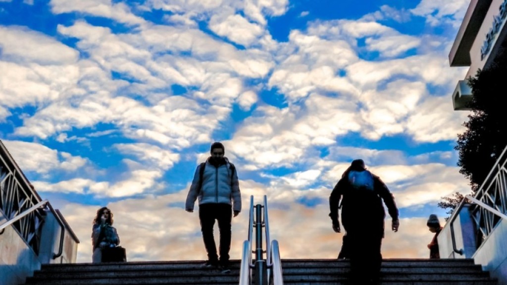 Καιρός: Αίθριος στα δυτικά με τοπικές νεφώσεις – Θερμοκρασία έως 17 βαθμούς Κελσίου