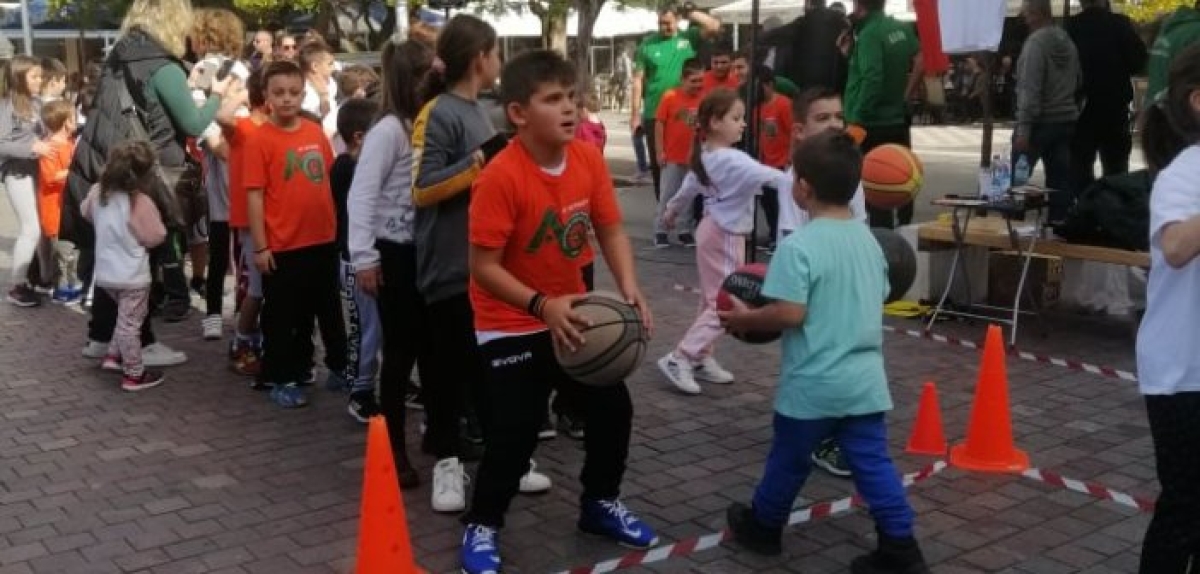 Αγρίνιο: Εκδήλωση του ΑΟ Αγρινίου – Τα παιδιά έπαιξαν και σκόραραν με τους μεγάλους αθλητές