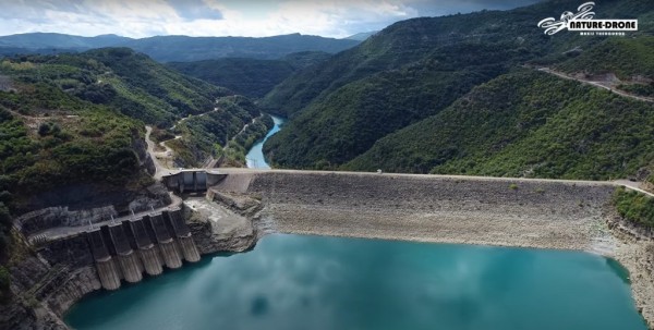 Μία εντυπωσιακή… πτήση πάνω από το φράγμα και τη λίμνη Κρεμαστών (video)