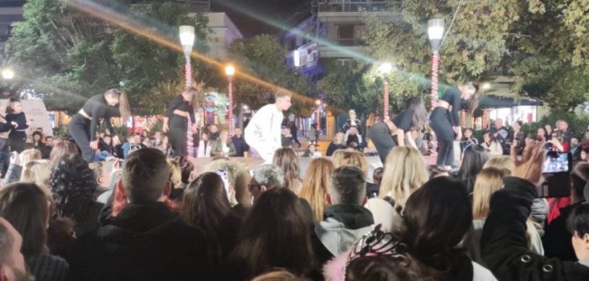 Αγρίνιο: Οι νεράιδες των ονείρων “ήρθαν” στην πλατεία Δημοκρατίας, “έφεραν” και χορογραφίες commercial και σύγχρονου χορού (εικόνες)