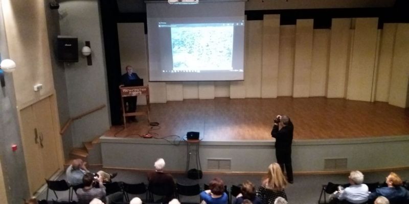 Ο Κώστας Πατρώνης μοιράστηκε βιώματα και αναμνήσεις σε μια περιήγηση του Αγρινίου