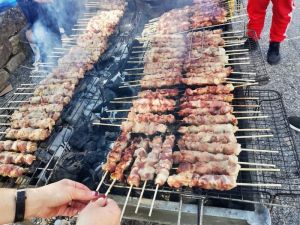 Το Παπαστράτειο Γυμνάσιο Αγρινίου τσίκνησε στον αύλειο χώρο του σχολείου με ψήσιμο, κέφι και χορό