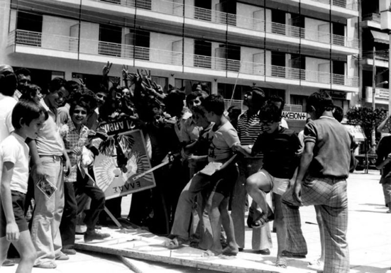 Όταν οι Αγρινιώτες αποκαθήλωναν τα χουντικά σύμβολα (φωτό)