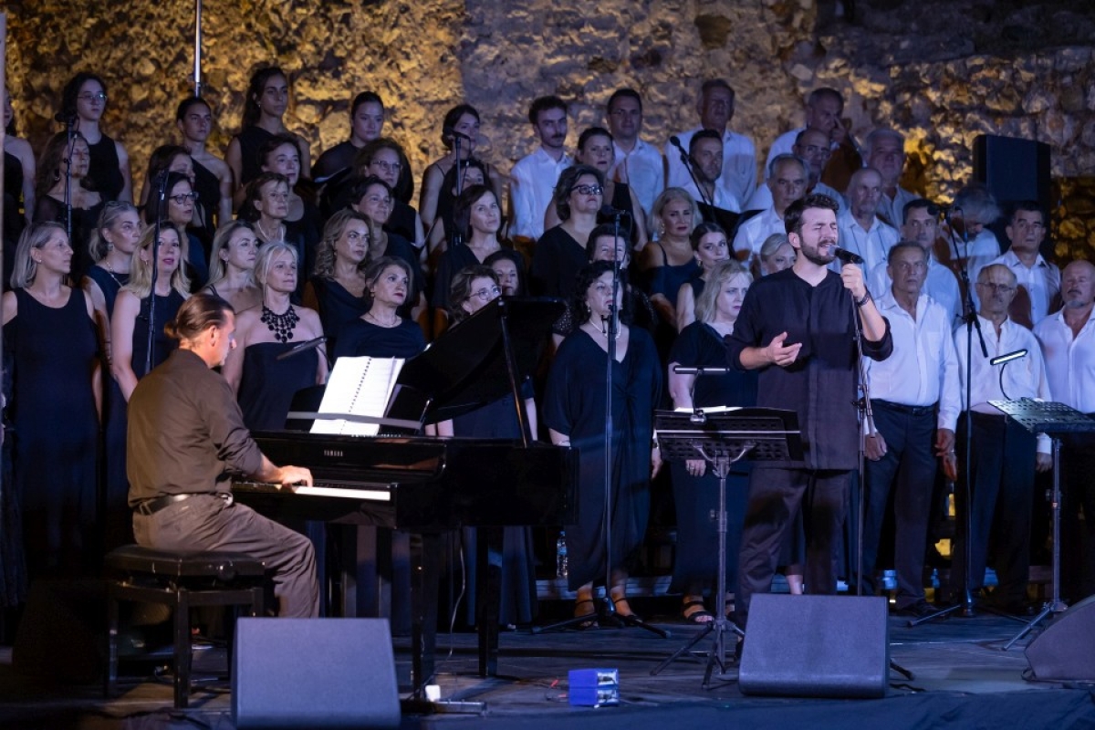 Ο Θοδωρής Βουτσικάκης μάγεψε το κοινό ερμηνεύοντας Μίκη Θεοδωράκη στο Ενετικό Λιμάνι με τη Μικτή Χορωδία Ναυπάκτου