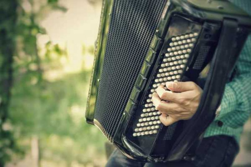 Αγρίνιο: Η μουσικοθεατρική παράσταση  «ΤΑ ΙΧΝΗ »  ( Το Καλοκαίρι εκείνο ) (Τετ 12/9/2018 21:00)