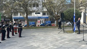 25η Μαρτίου: Υψώνεται περήφανα η σημαία στο Αγρίνιο