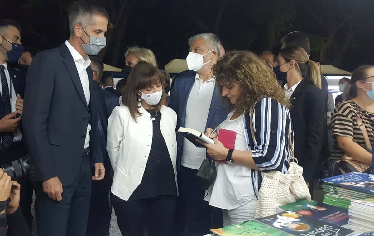 49ο Φεστιβάλ βιβλίου Αθηνών: Η συνάντηση-έκπληξη της Ιουλίας Ιωάννου με την Πρόεδρο της Δημοκρατίας (φωτο)