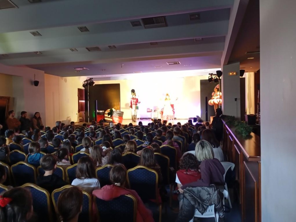 «Πλημμύρισε» παιδικά χαμόγελα ο Αστακός για την παράσταση «ΑΙ Βασίλης – Μια παράξενη συμμαχία»