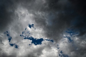 Καιρός: Νεφώσεις και σκόνη σήμερα, άστατος ο καιρός και την 25η Μαρτίου