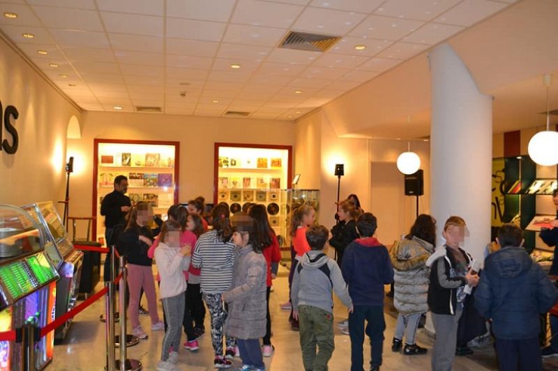 Έκθεση «CANVAS” στο Αγρίνιο: Τα παιδιά γνωρίζουν το βινύλιο (φωτό)