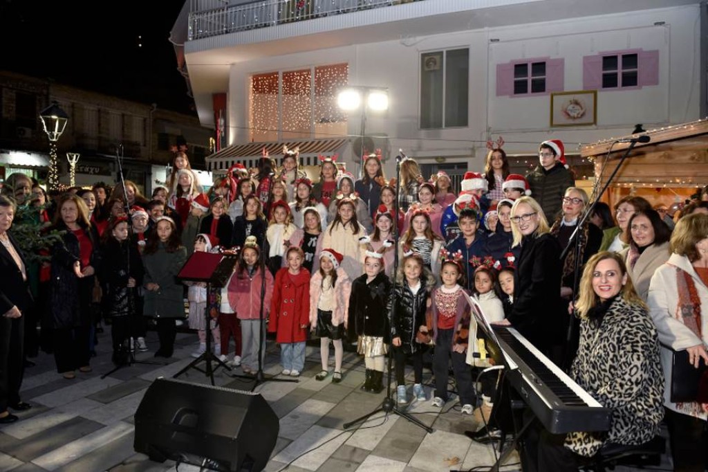 Άναψε το Χριστουγεννιάτικο δέντρο στη Ναύπακτο. Ξεκινούν σήμερα οι δράσεις στον Πεζόδρομο Ι.Ν.Αγίας Παρασκευής
