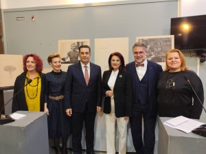 Αγρίνιο: Εγκαινιάστηκε η έκθεση «ANTICODES» του Βάτσλαβ Χάβελ – Παρών ο πρέσβης της Τσεχικής Δημοκρατίας