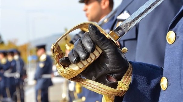 Αυξήσεις και αναδρομικά για 150.000 ένστολους μέσα στις γιορτές