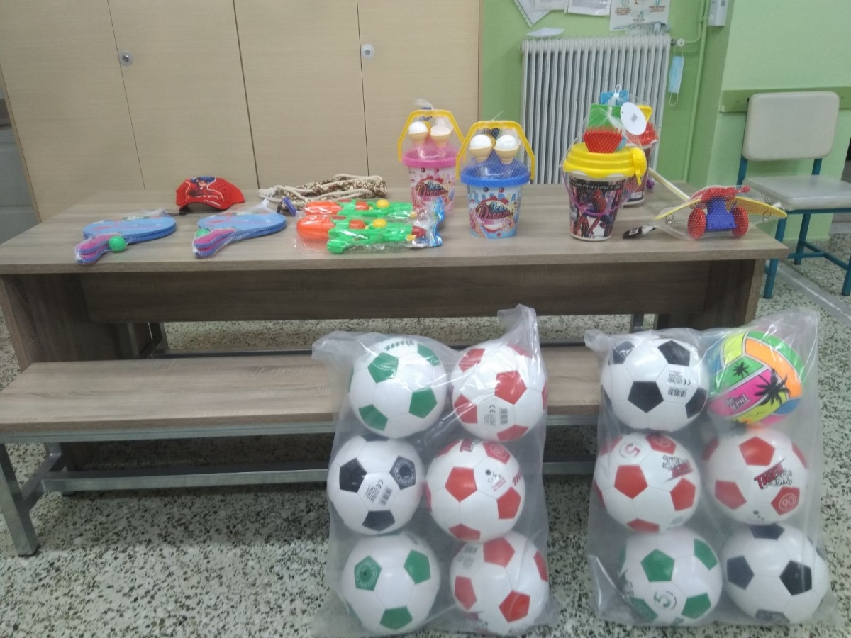 Χαρά και καλοκαιρινά δώρα μοίρασαν στους μαθητές του 1ου Ειδικού Σχολείου τα μέλη της Ακτίνας Εθελοντισμού του Δήμου Αγρινίου.