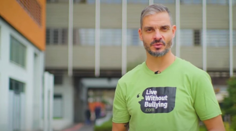 «Ζήσε χωρίς εκφοβισμό»: To νέο τηλεοπτικό σποτ του Live Without Bullying με πρωταγωνιστή τον Άγγελο Χαριστέα