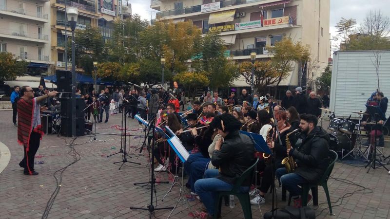 Aποκριάτικος ρυθμός στο κέντρο του Αγρινίου (φωτο – βίντεο)