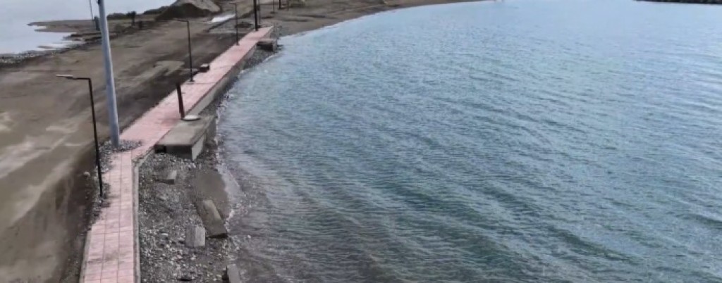 «Εξαφανίστηκε» η παραλία της Τουρλίδας – Η κακοκαιρία εξαφάνισε την ακτή