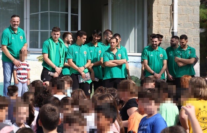 Η ομάδα του Α.Ο. Αγρινίου δίπλα στους μαθητές... Επίσκεψη στο 1ο Δημοτικό Σχολείο Αγρινίου