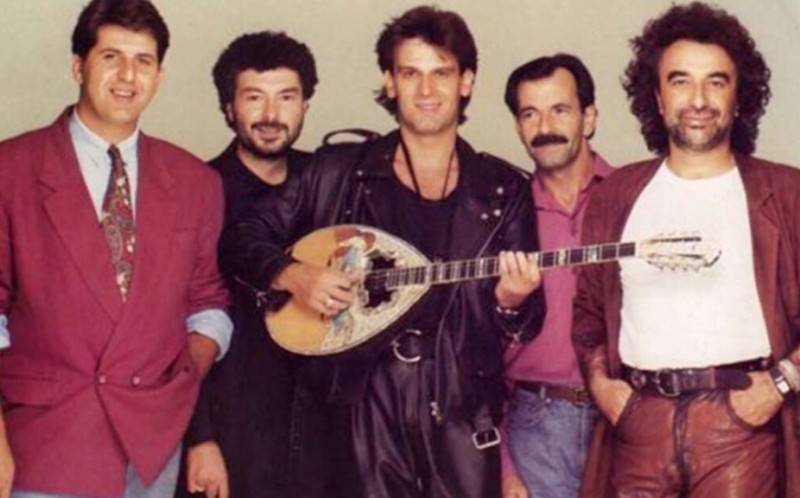 «Και πίνω μπύρες…»: Η πασίγνωστη δημοσιογράφος που υπέγραψε με ψευδώνυμο το καψουροτράγουδο που έχουμε χορέψει όλοι