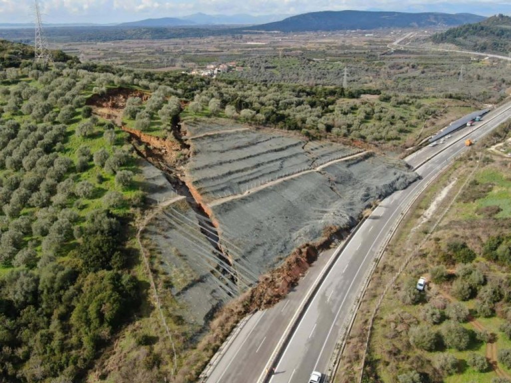 Ιόνια Οδός: Το ρήγμα μεγαλώνει, νέες μικρές κατολισθήσεις