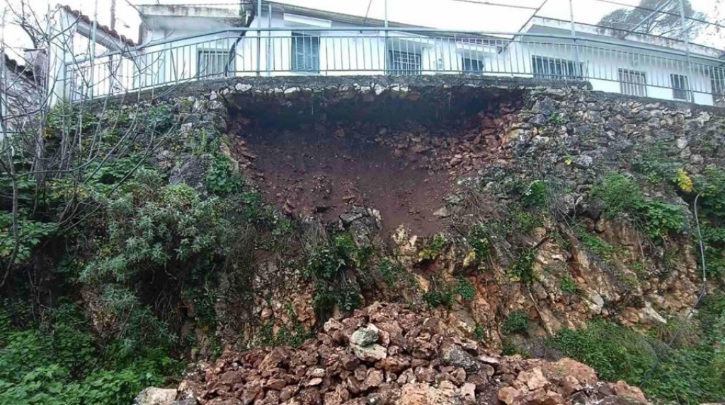 Κλειστή η οδός Λιμναίας στην Αμφιλοχία λόγω υποχώρησης λιθωμάτων