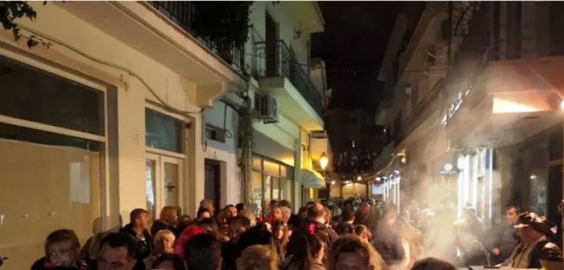 Ναύπακτος: Απίστευτος κόσμος και κέφι στην οδό Μεζεδίων