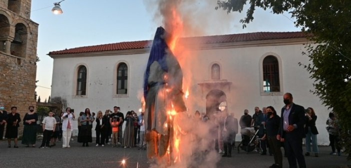 Ευηνοχώρι: Αναβίωσε το έθιμο των εικονισμάτων – “Έκαψαν” τον Ιούδα (video)