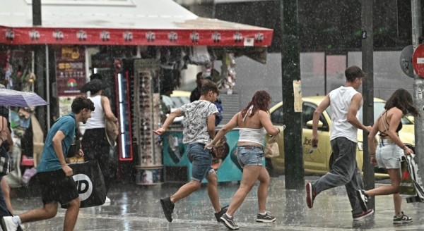 Καιρός: Με σποραδικές βροχές από το μεσημέρι ξεκινά η εβδομάδα