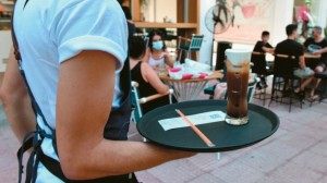 Με αυξήσεις 12% στους μισθούς η νέα κλαδική σύμβαση για 500.000 εργαζομένους σε εστιατόρια, μπαρ, καφετέριες, δείτε παραδείγματα