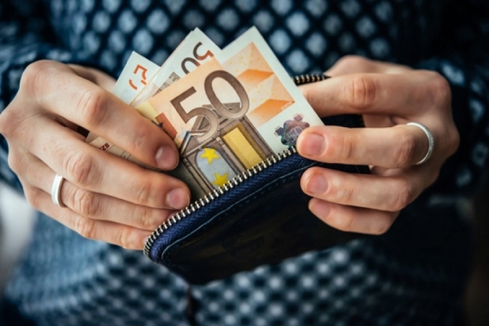 Πότε θα πληρωθούν τα 800 ευρώ οι εργαζόμενοι και τα 400 ευρώ οι μακροχρόνια άνεργοι