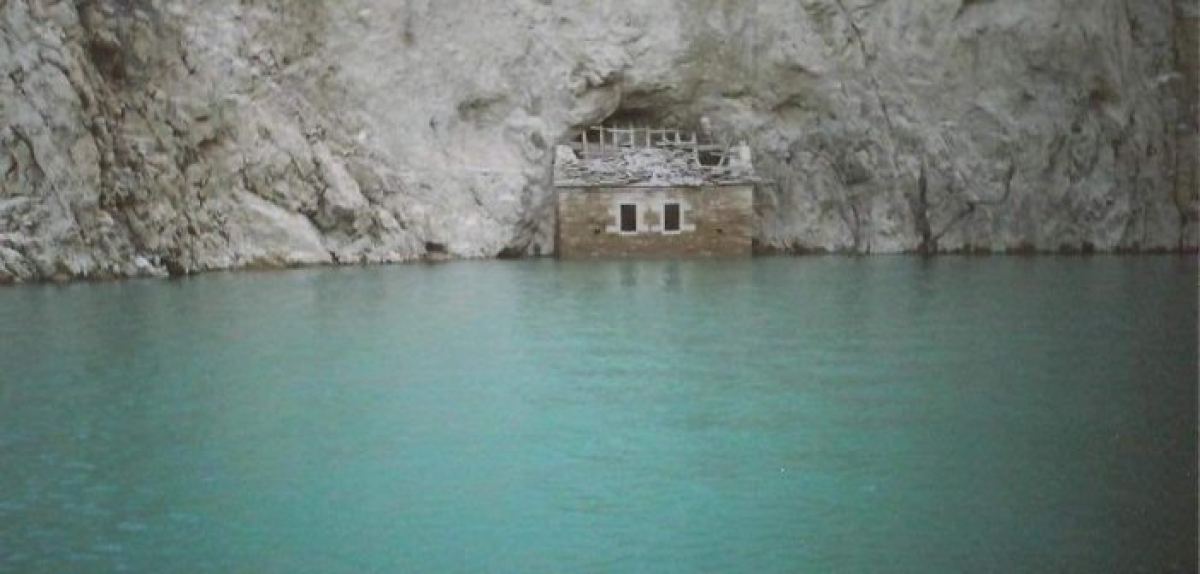 Το βυθισμένο εκκλησάκι του Αϊ Νικόλα στη λίμνη Κρεμαστών
