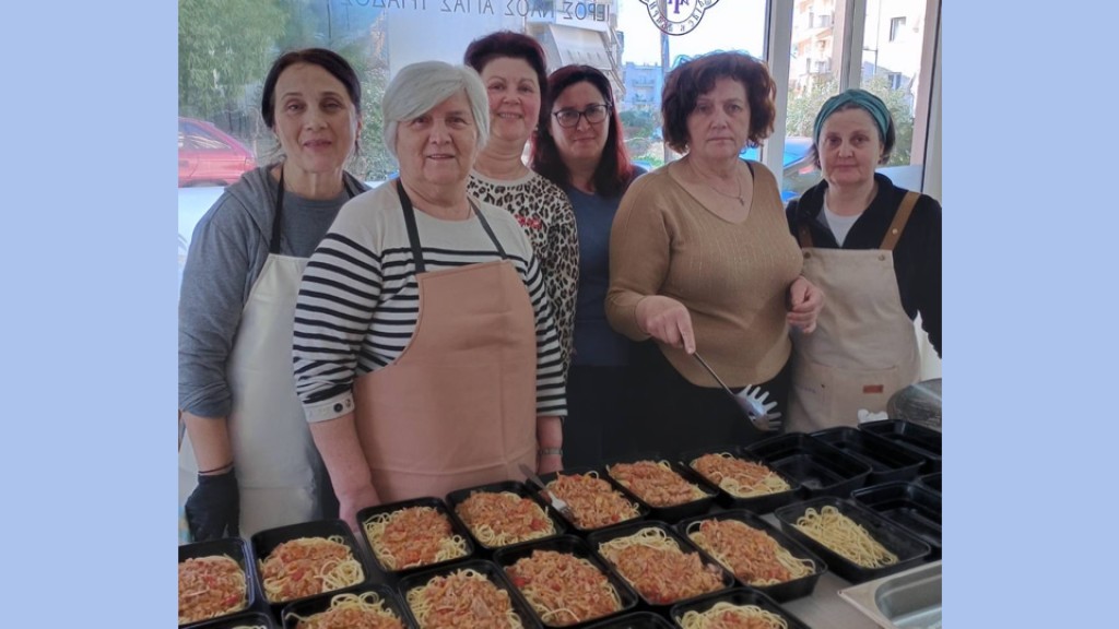 Αγρίνιο: Οι γυναίκες της Αγίας Τριάδας φέρνουν καθημερινά χαμόγελα και γεύματα στα συσσίτια