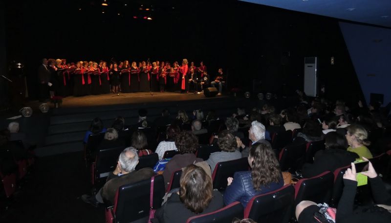 Όμορφη συναυλία από τις χορωδίες Καλυβίων &amp; ¨Αγίας Σκέπης¨ Μ. Χώρας