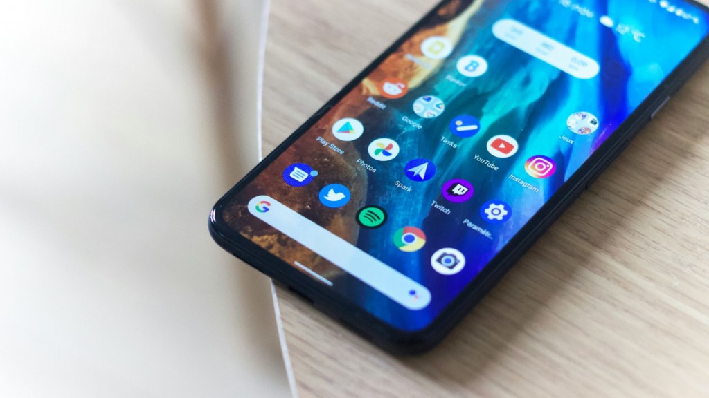 Αγρίνιο: Πουλάει χαρτομάντηλα, βρήκε smartphone και το παρέδωσε...