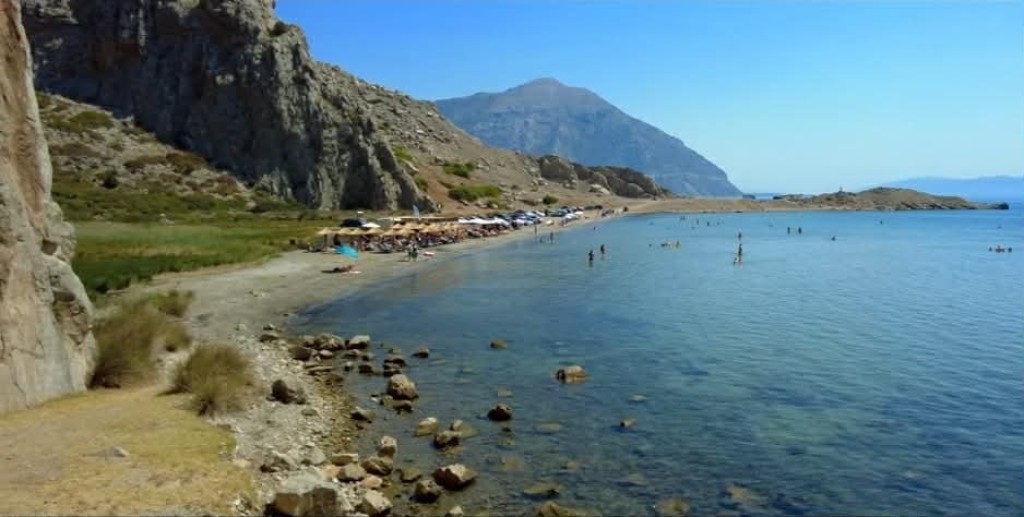 Λιμνοπούλα: Η οικογενειακή παραλία με τα πράσινα νερά και το απίστευτο τοπίο στην Αιτωλοακαρνανία