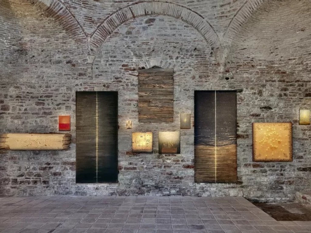 Ναύπακτος: Το ωράριο επισκέψεων για την έκθεση «Παλίμψηστα» του Χρήστου Μποκόρου