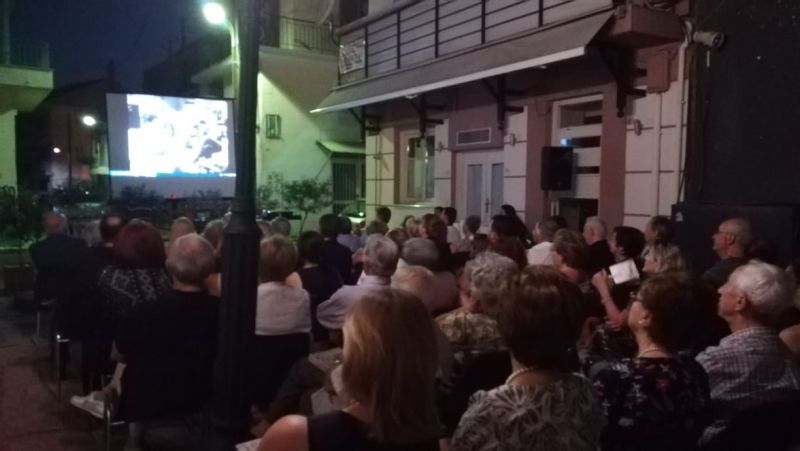 Ο παλιός ελληνικός κινηματογράφος  αναβίωσε στον πεζόδρομο της «Διεξόδου»