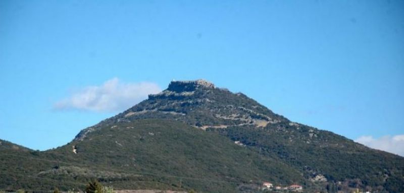 Βλοχός: Tο επιβλητικό ύψωμα στη βόρεια πλευρά της Τριχωνίδας (φωτο-βίντεο)